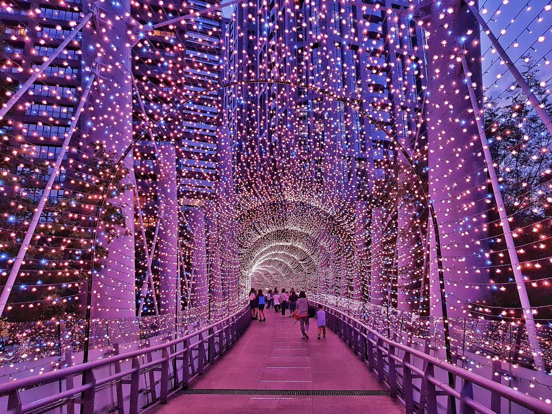 There are four light zones and four overpasses decorated with rose gold, pink, blue, and silver white lights.. (Image: Courtesy of Xing-Mei in Keelung)