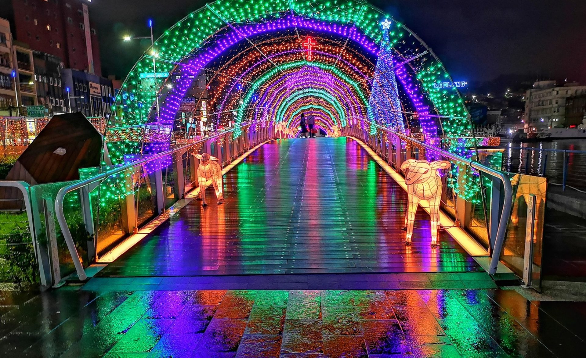 A Christmas light tunnel and other art installations are set up at the Keelung Maritime Plaza (基隆海洋廣場) in Northern Taiwan’s Keelung City.l. (Image: courtesy of Xing-Mei in Keelung)