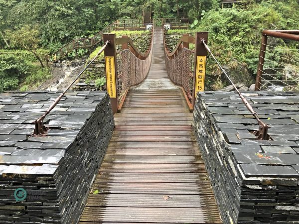 The suspension bridge is a great spot to take pictures. (Image: Billy Shyu / Vision Times)