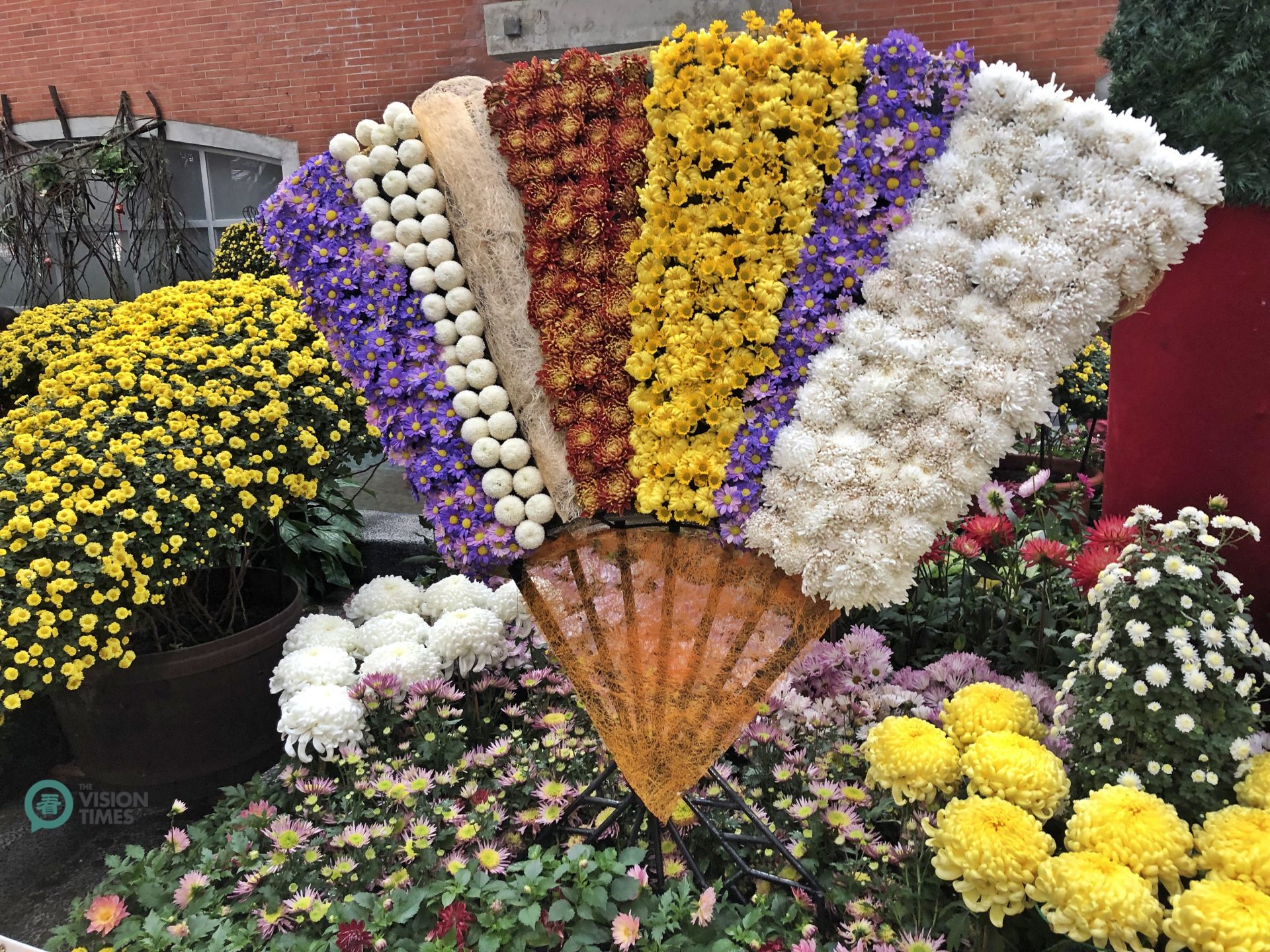 The colorful Chrysanthemum Show is popular among people in Taiwan. (Image: Julia Fu / Vision Times)