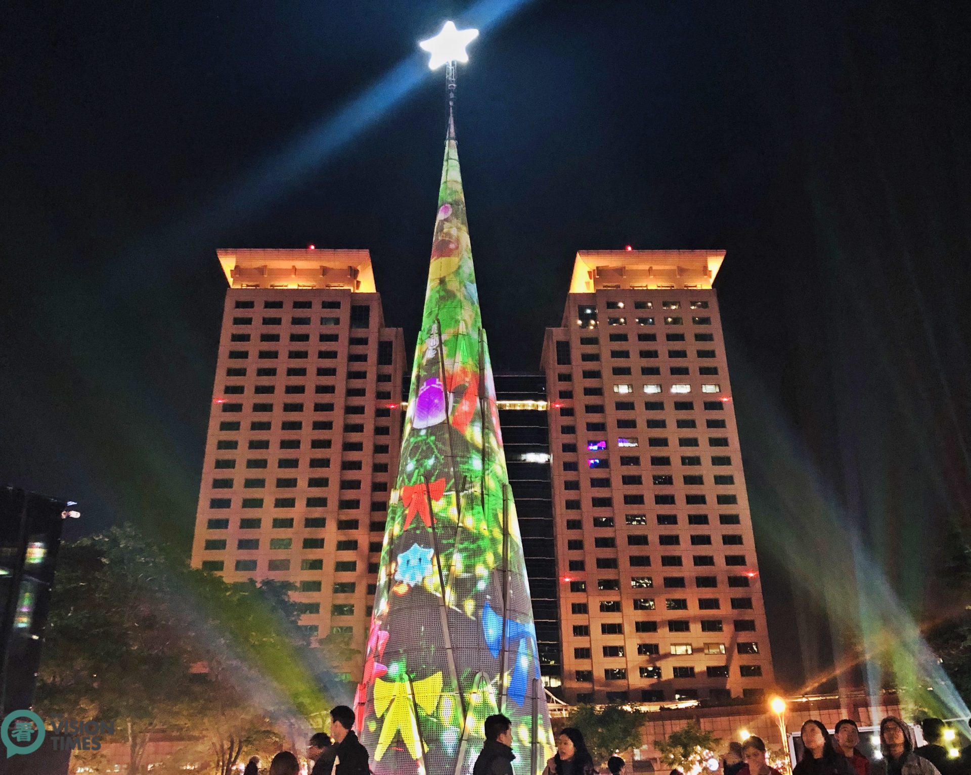 The eye-catching giant sphere-shaped LED Christmas tree was recommended by Harper’s Bazaar Magazine as one of the 19 most amazing Christmas trees in the world. (Image: Billy Shyu / Vision Times)