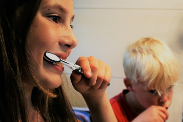 Brushing one's teeth a few more times or chewing pieces of gum does not work to eliminate bad breath. (Image: pixabay / CC0 1.0)