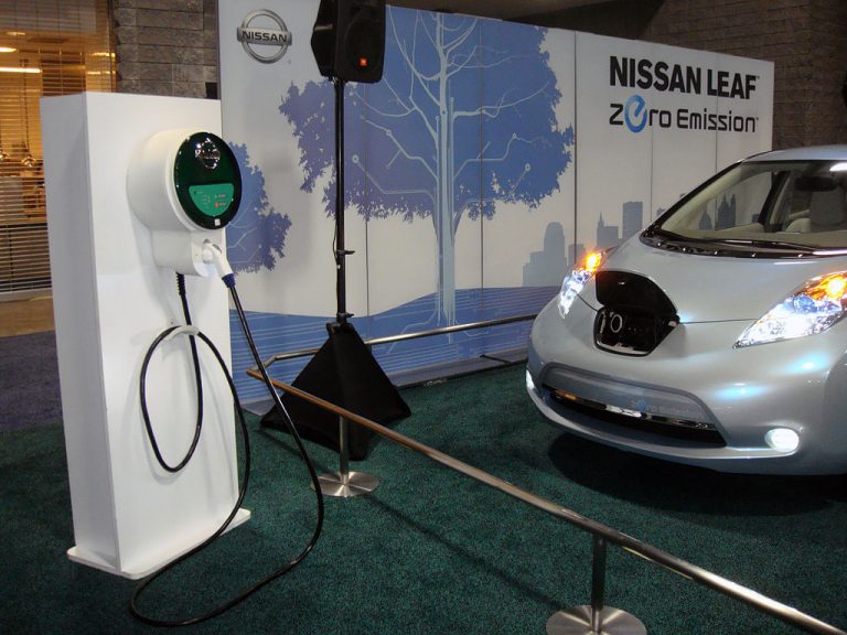 1024px-Nissan_Leaf_WAS_2010_8902