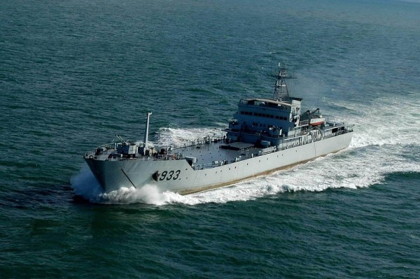 1024px-Yuting_class_LST(Type_072II-class)_933_Liupanshan