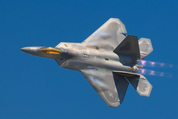 A F-22 Raptor while in-flight, showing the top view of the aircraft. (Image: Rob Shenk via flickr CC BY-SA 2.0)