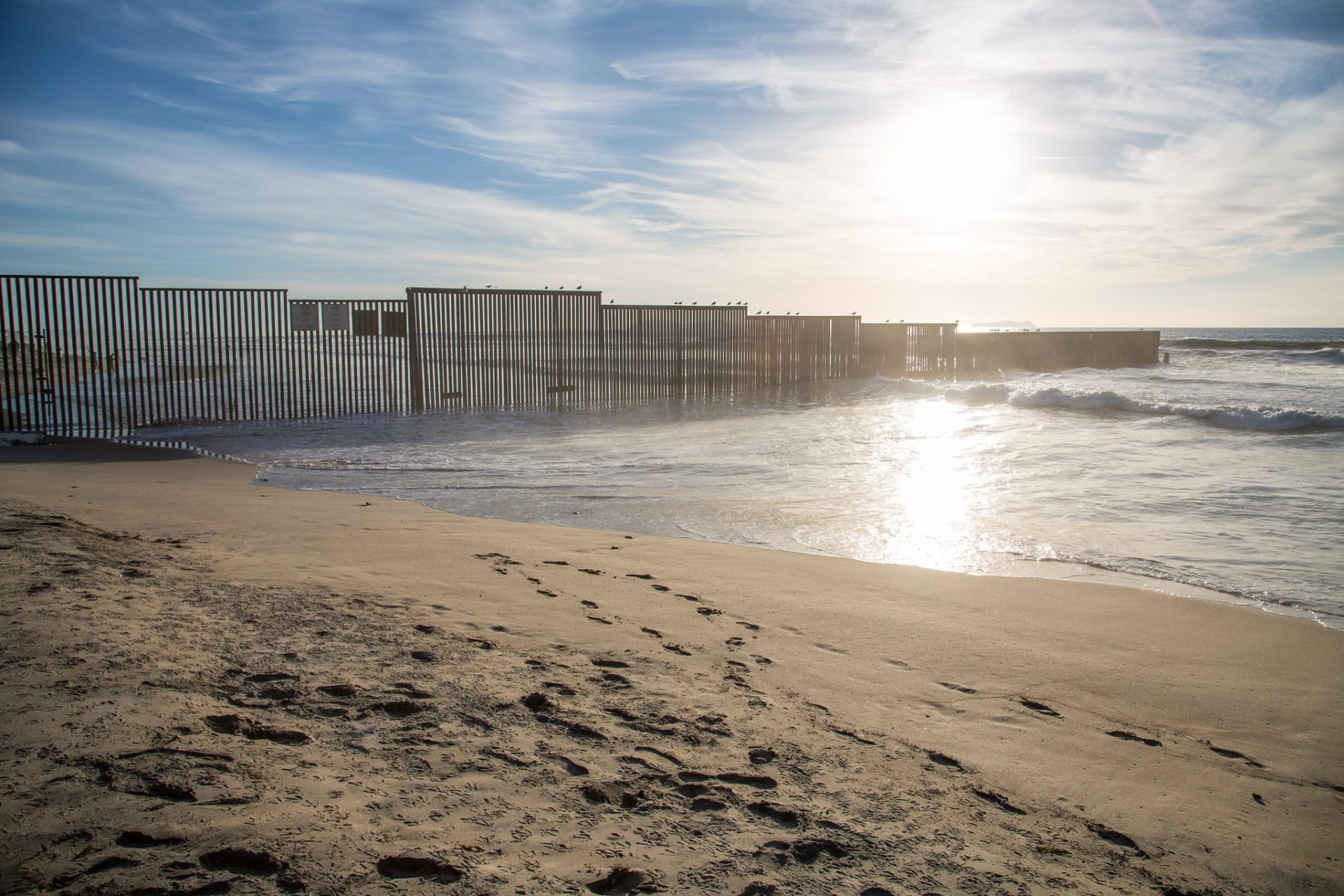The border wall is among the biggest of Trump’s campaign promises—a proposition strongly opposed by Democrats as ineffective and “immoral.” (Image: Tony Webster via Flickr CC BY 2.0)