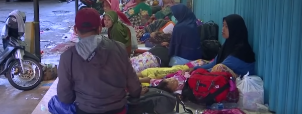 Indonesians displaced by the deadly tsunami. (Image: YouTube/Screenshot)