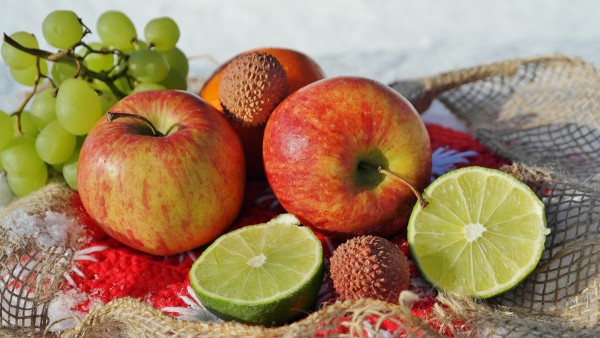 An apple works wonders in helping other fruits and vegetables. (Image: Pxhere, CC 1.0)