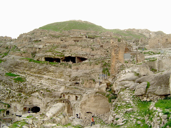 Hasankeyf is home to 300 medieval monuments and thousands of man-made caves. (Image: Poyraz_72 via wikimedia CC BY-SA 4.0)