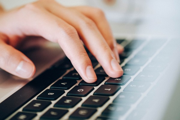 Carpal tunnel syndrome not only causes swelling of the wrist joints but also restricts the movement of the fingers. (Image: pixabay / CC0 1.0)