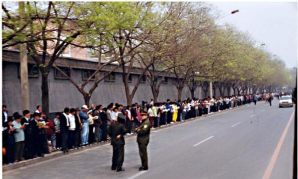 More than 10,000 Falun Gong practitioners gathered on Fuyou Street in Beijing on April 25, 1999, to peacefully appeal for fair treatment. (Image: Minghui.org)