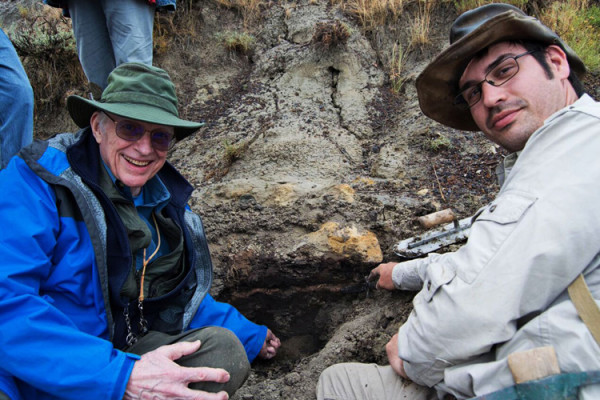 Walter Alvarez and Robert DePalma at the Tanis outcrop in North Dakota. (Image: Courtesy of Robert DePalma)