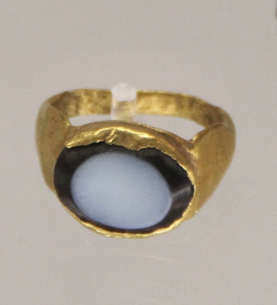 A women’s ring found in Aquincum, a 2-4th Century roman village in present Hungary. (Image: Bjoertvedt via wikimedia CC BY-SA 4.0)
