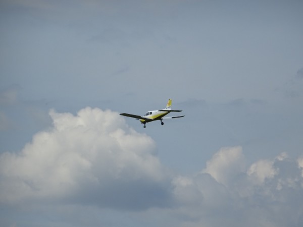 Whenever you look up at the sky, the chances are high that you see at least one airplane crossing the blue expanse. (Image: pixabay / CC0 1.0)