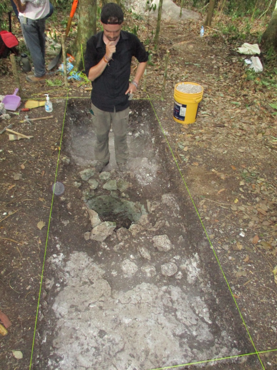 UC student Thomas Ruhl works at an excavation of an ancient storage pit in Mexico's Yucatan Peninsula. (Image: Nicholas Dunning)