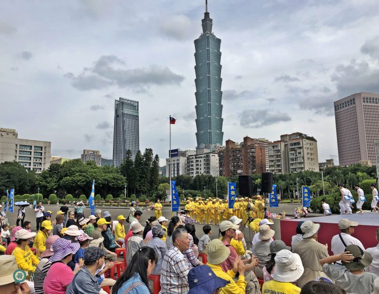 The celebration of 2019 World Falun Dafa Day is participated by over 1,000 practitioners in Taipei City.