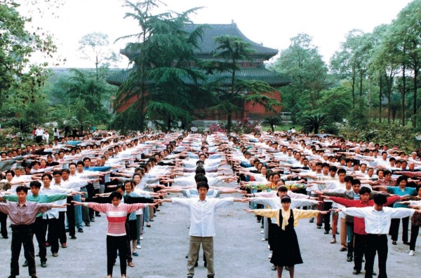 People in Sichuan Province practicing Falun Gong in the 1990s. (Image: Minghui.org)