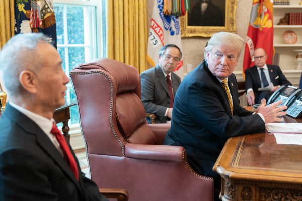U.S. President Donald Trump speaks with China's vice-premier Liu He on April 4, 2019, in the White House Oval Office. (Image: Source goes here. / CC0 1.0)