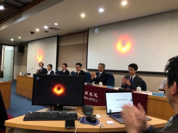 The Event Horizon Telescope (EHT) observation campaign, comprising 13 research units from around the world, including Taiwan's Academia Sinica, captured the image in the heart of the massive distant galaxy Messier 87, some 55 million light-years from Earth. (Image: Central News Agency)