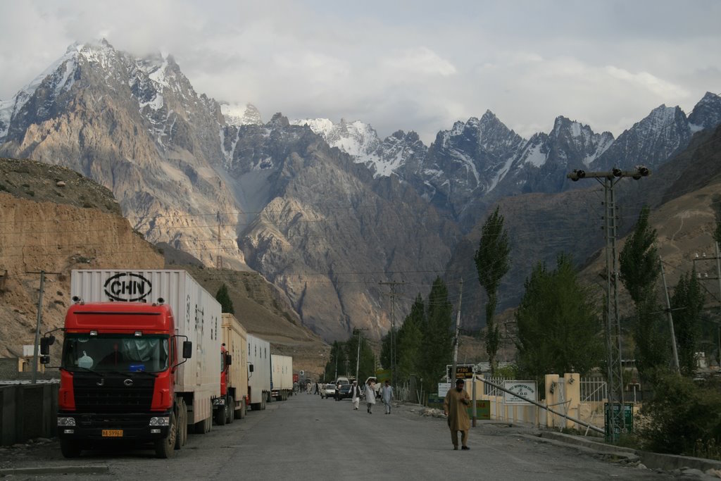 China and Pakistan conduct trade via the Karakoram Highway. (Image: Anthony Maw via wikimedia CC BY-SA 3.0)