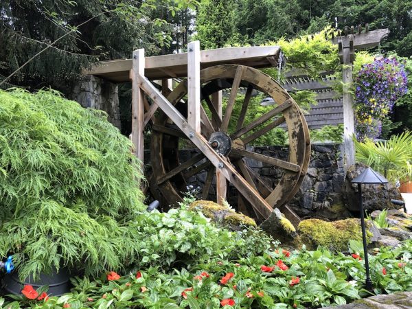 A cute waterwheel at the entrance of the Sunken Garden. The Japanese Garden in the Butchart Gardens. (Image: Billy Shyu / Vision Times)