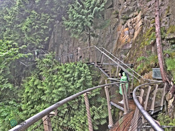 The breathtaking Cliffwalk in the Capilano Suspension Bridge Park. (Image: Billy Shyu / Vision Times)