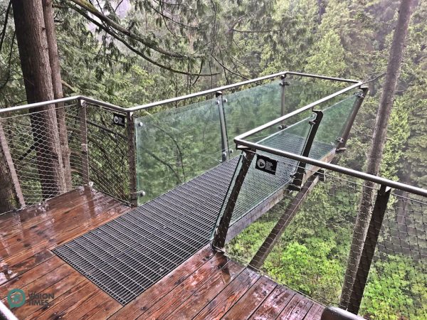 The glass-bottomed deck at the Cliffwalk. ( Image: Billy Shyu / Vision Times)