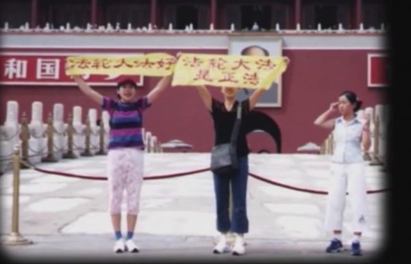 Sisters Kefei and Yifei Wang appeal for Falun Gong in Beijing. (Image: YouTube/Fox 11)