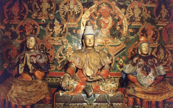 Tibetan King Srongtsong Gampo and his wives, Princess Bhrikuti of Nepal (left) and Princess Wencheng of China (right). (Image: wikimedia / CC0 1.0)