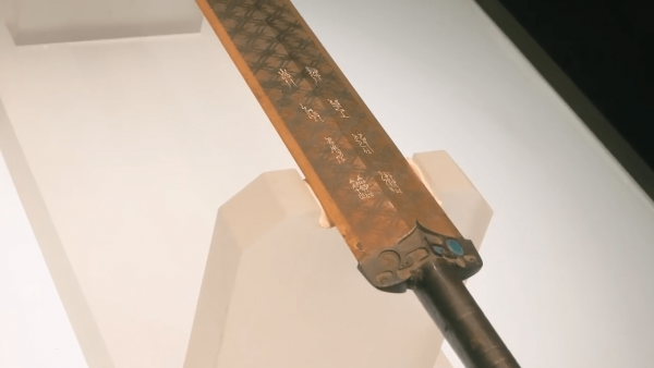 A sword engraved with the Chinese words “King Yue Goujian’s personal sword" was found to still be sharp after 2000 years. (Image: Screen Shot/ Youtube)