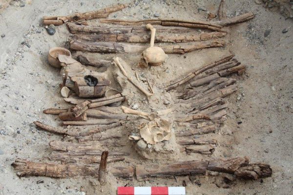 The brazier and the skeleton found in the tomb M12. (Image: Xinhua Wu)