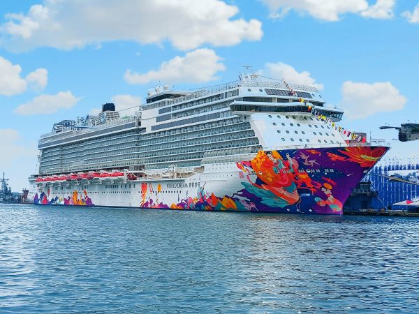 The “World Dream” (世界夢號) is one of the luxurious cruise ships that have used the Port of Keelung as their homeport. (Image: Courtesy of Xing-Mei/Keelung City)