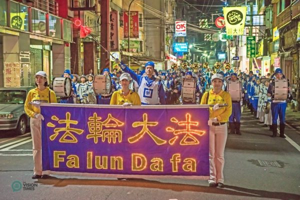 Falun Dafa Tian Guo Marching Band performance is one of the most striking highlights of Keelung Ghost Festival parade. (Image: Lin Zhi-Yen / Vision Times)