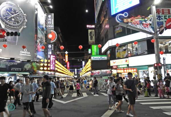 Keelung Night Market attracts many visitors from home and abroad every day. (Image: Billy Shyu / Vision Times)