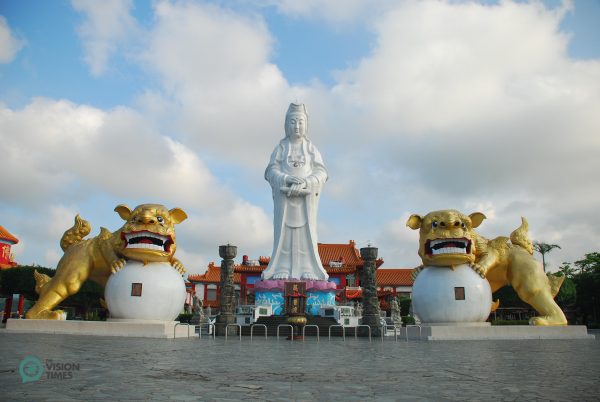 The Goddess of Mercy Statue in front of a temple in the Zhongzheng Park. (Image: Niou Chi-Ping / Vision Times)
