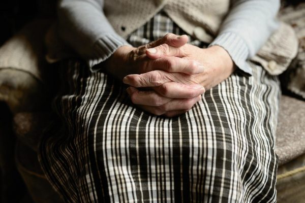 The woman was happy when she started washing her mother’s hands, but gradually, her tears fell because she discovered that her mother’s hands were full of calluses. (Image via pixabay / CC0 1.0)