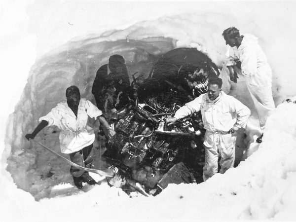 In the spring of 1947, the Dakota was already buried deep in the snow. In a complex action parts of the aircraft were salvaged. (Image: Alpine Museum of Switzerland)