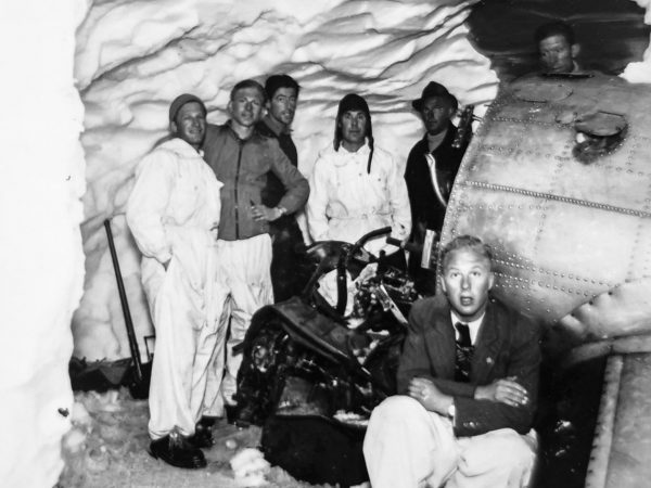 The salvage crew in the deep snow. (Image: Alpine Museum of Switzerland)