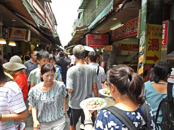 Jinshan Old Street is packed with visitors on weekends and holidays. (Image: Billy Shyu / Vision Times)