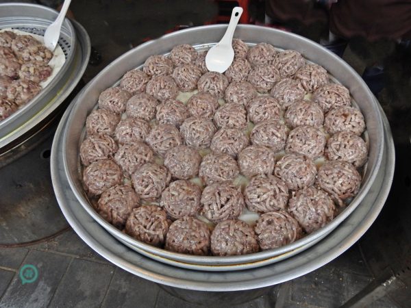 The traditional taro cakes sold on Jinshan Old Street are very delicious. (Image: Billy Shyu / Vision Times)