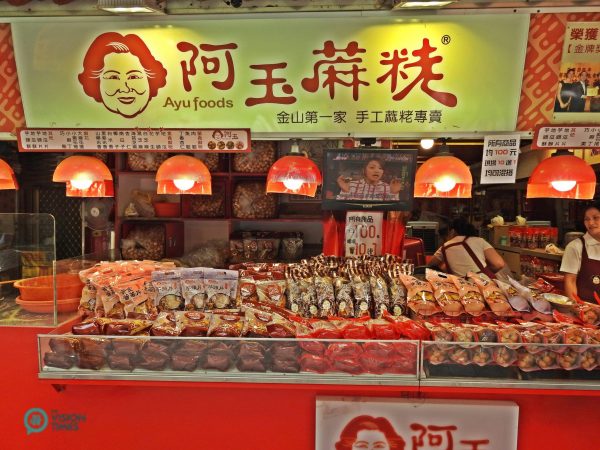 There are many stands selling a variety of traditional food and delicacies on Jinbaoli Old Street.(Image: Billy Shyu / Vision Times)