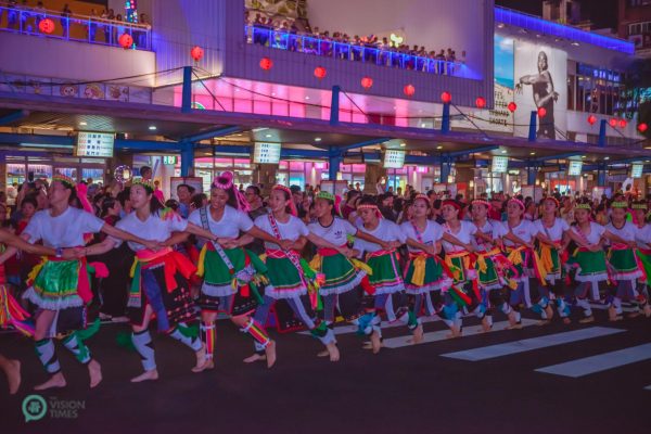 One of the folk dance performances in the grand parade. (Image: Johnny Lin / Vision Times)