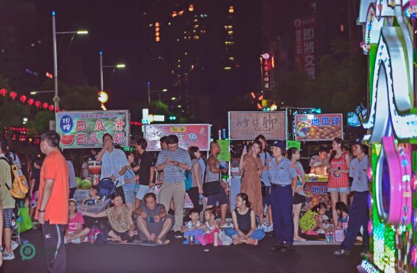 It is a custom for Keelung City residents to sit along the two sides of the street to enjoy the festive atmosphere of the event. (Image: Johnny Lin / Vision Times)