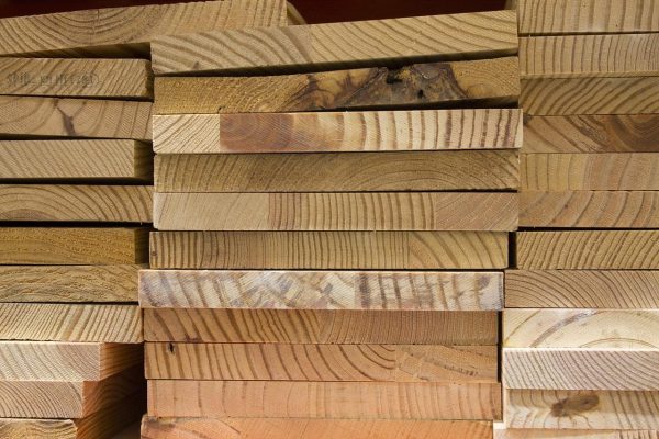 Once the wood is dry, the next step is planning it — ensuring each piece of lumber is smooth and meets the requested size and thickness. (Image: pixabay / CC0 1.0)
