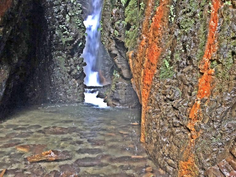 Momonaer Waterfall (摩摩納爾瀑布) is located at the end of the old Qubing Trail.