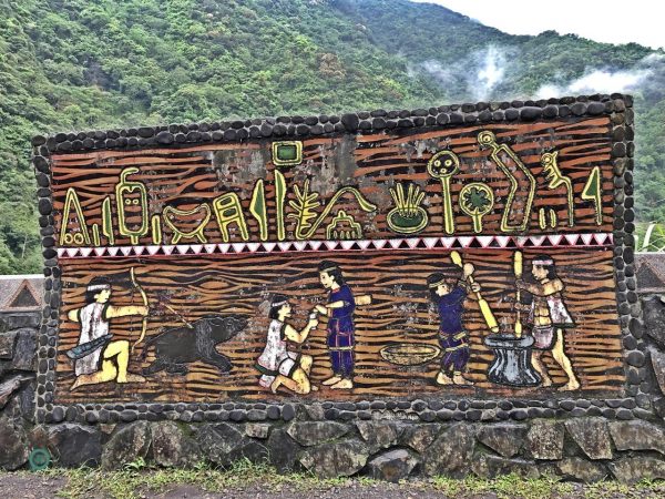 There are some colorful carvings depicting Bunun culture. (Image: Billy Shyu / Vision Times)