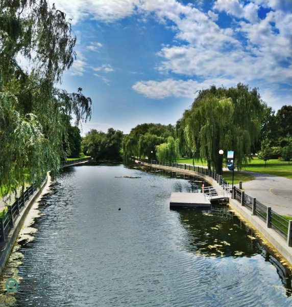 The pathways along the two sides of the Rideau Canal is very beautiful. (Image: David Bohatyrez / Vision Times)