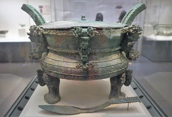 A bronze ding (food container) from the Spring and Autumn Period, Chu State. Unearthed at Xiasi, Xichuan, Henan Province. (Image: Cangminzho via wikimedia CC BY-SA 4.0)