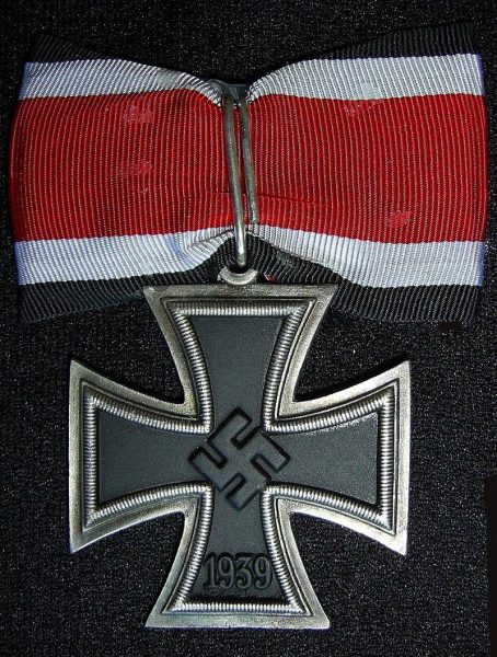 If he had shot down another fighter, he could have received the Knight Cross. (Image: wikimedia / CC0 1.0)