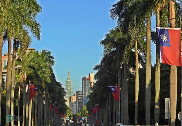 The two sides of RenAi Road in Taipei City are decorated with flags of the Republic of China. (Image: Billy Shyu / Vision Times)